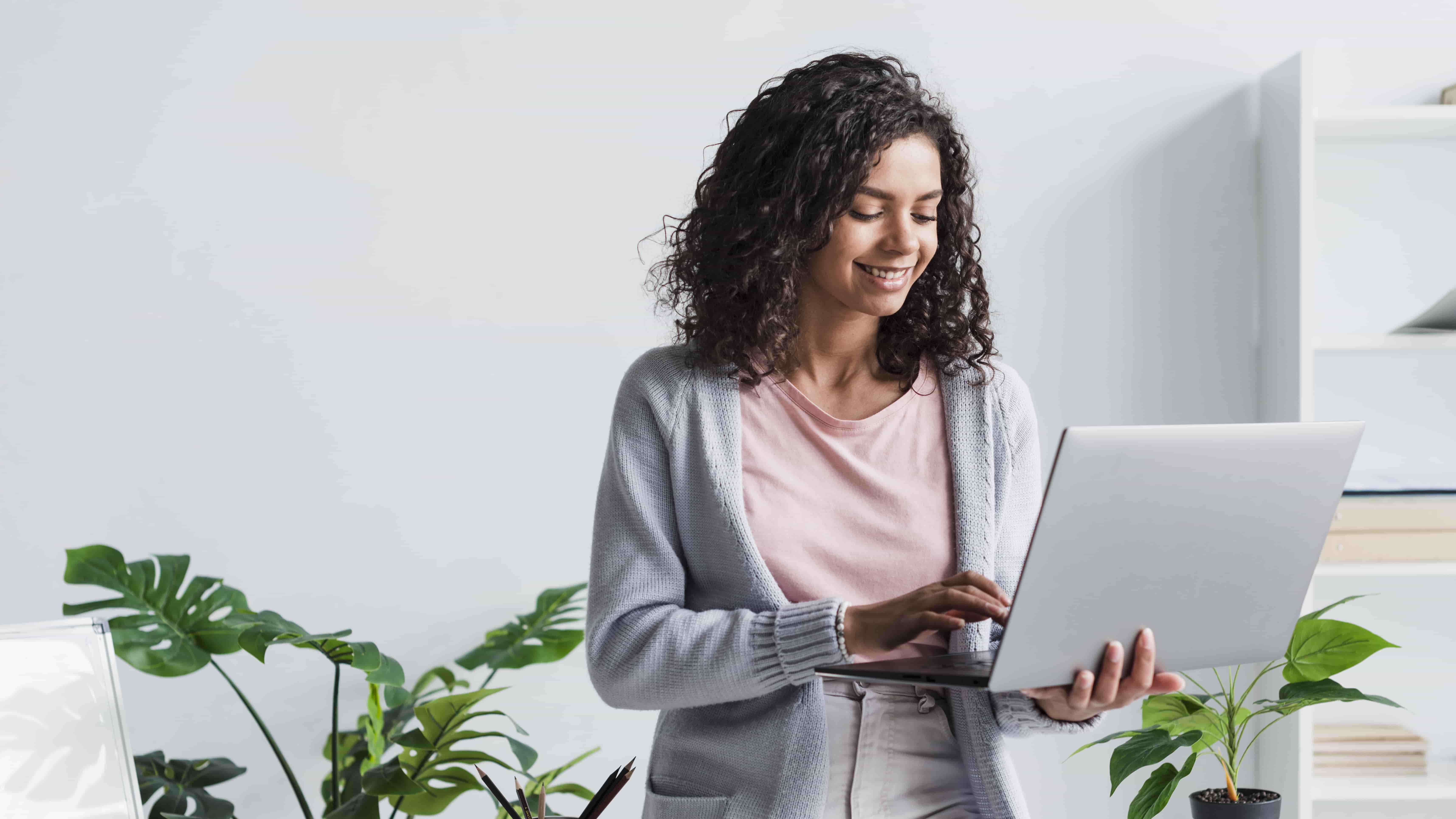girl using crm management software in saudi arabia