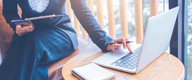 businee women using Accounting Software Saudi Arabia
