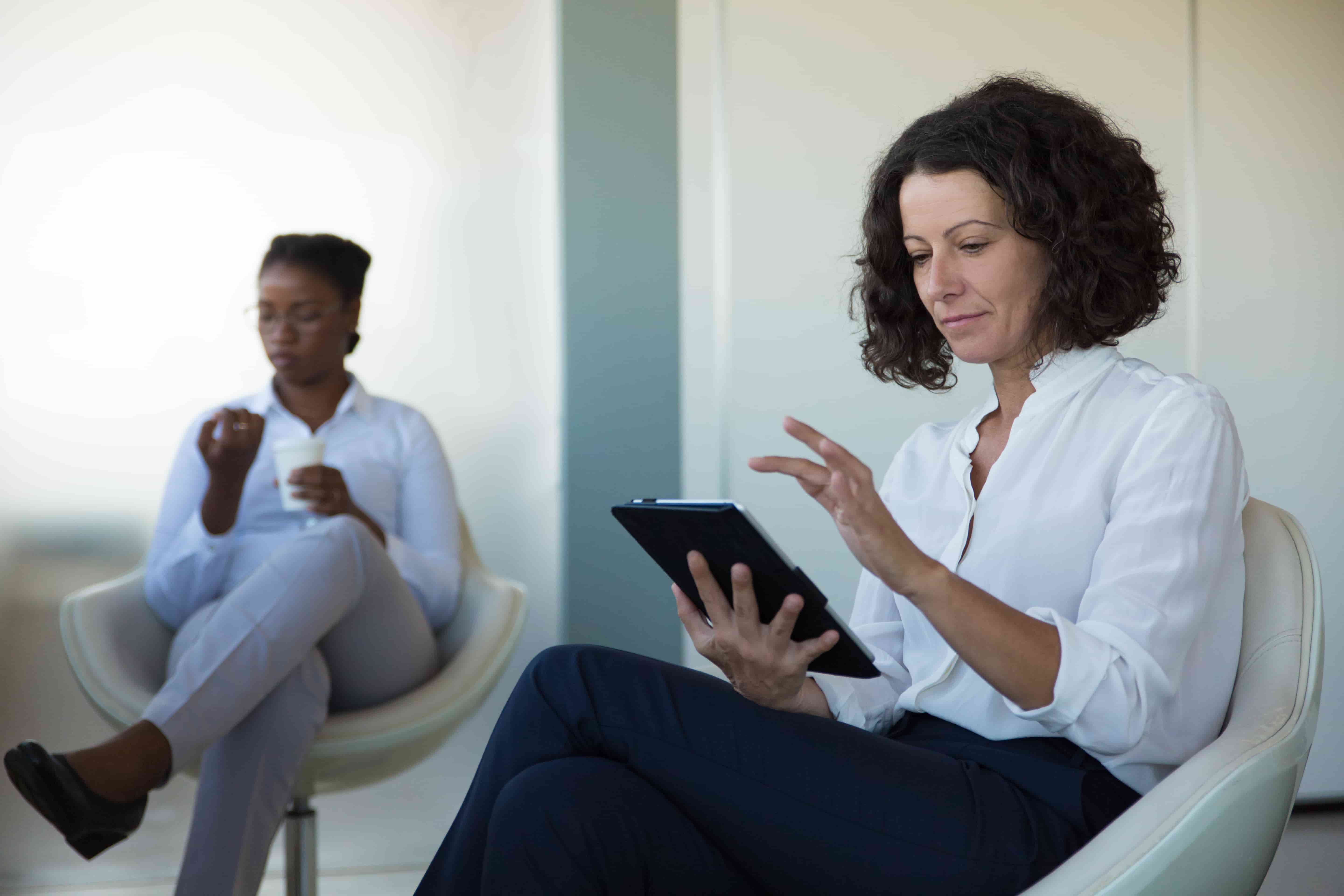 lady using timesheet app in saudi arabia